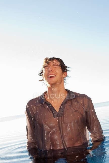 El hombre se refresca en el mar - foto de stock