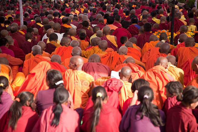 Monjes budistas durante la oración en lumbini nepal - foto de stock