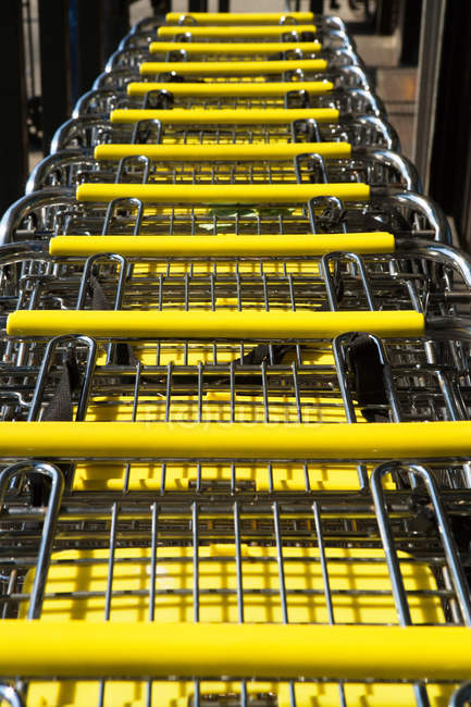 Vista de carrinhos de compras amarelos em alta resolução — Fotografia de Stock