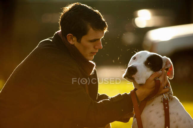 Homem de estimação cão no parque — Fotografia de Stock