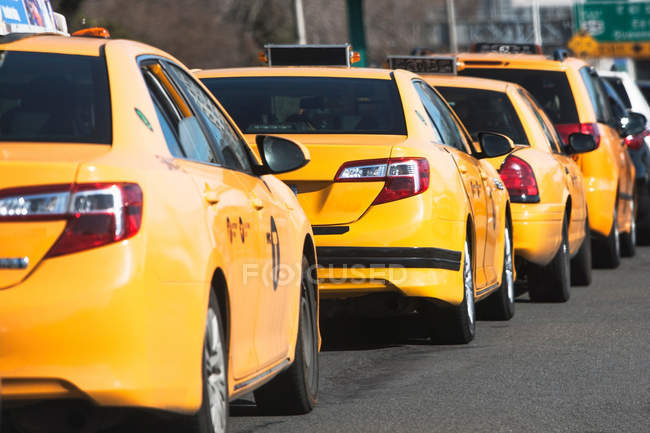 Línea de taxis amarillos, Ciudad de Nueva York, EE.UU. - foto de stock