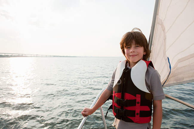 Мальчик на борту яхты — стоковое фото