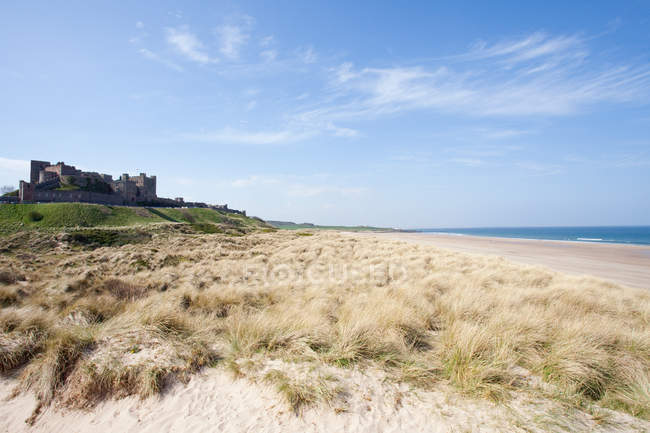 Banburgh замок і пляж — стокове фото