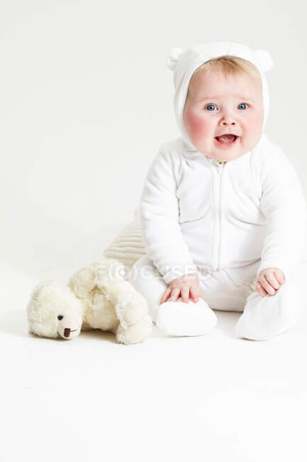 Portrait de bébé fille souriante et ours en peluche — Photo de stock