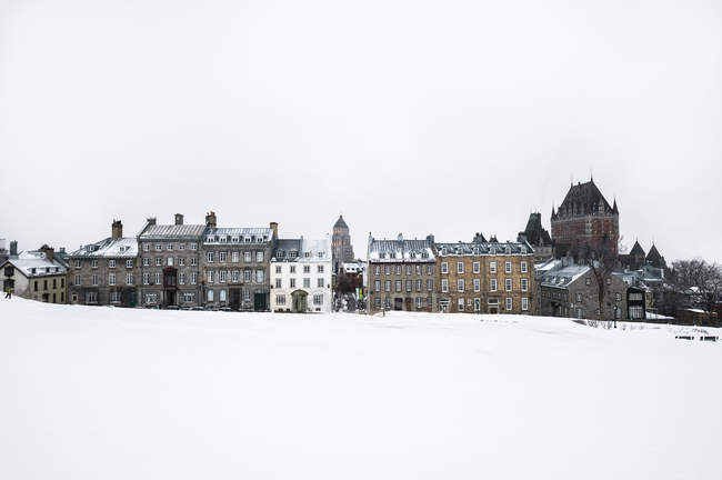 Vista del parque cubierto de nieve y el casco antiguo, Quebec City, Quebec, Canadá - foto de stock