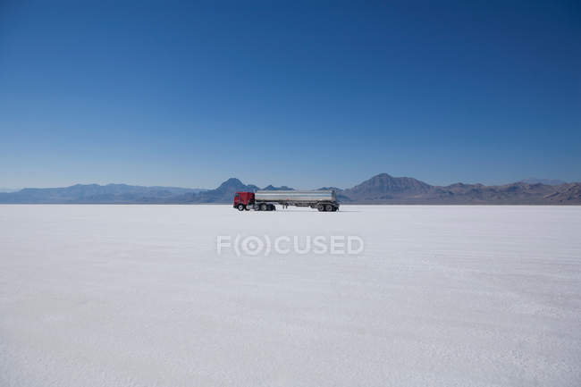 Camion roulant dans le désert — Photo de stock