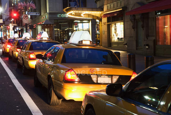 Warteschlange von Taxis in New York City, USA — Stockfoto
