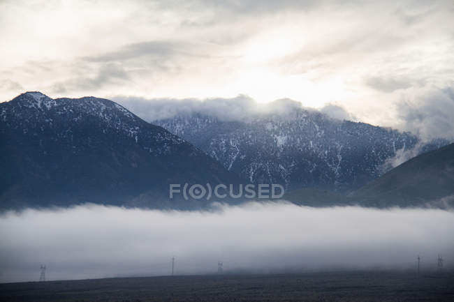 Montanhas mamutes e nuvens baixas, Califórnia, EUA — Fotografia de Stock