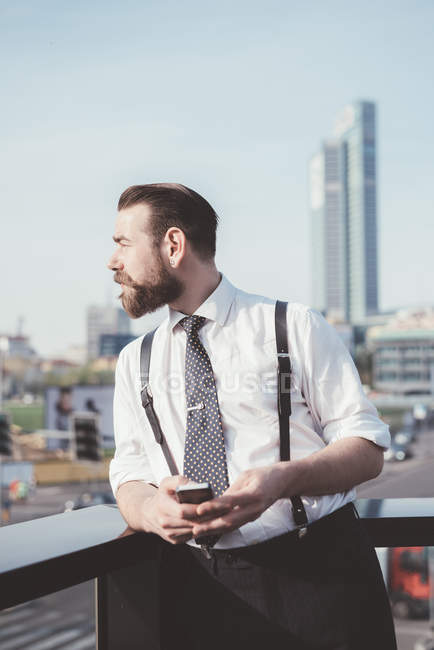 Стильний бізнесмен, що дивиться з офісного балкона — стокове фото