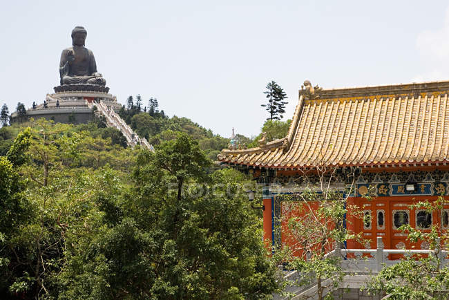 Tian tan buddha y po lin monasterio - foto de stock