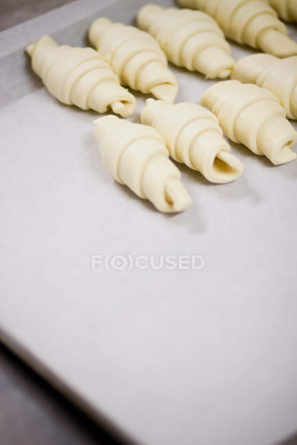 Pasta arrotolata sul foglio dei biscotti — Foto stock