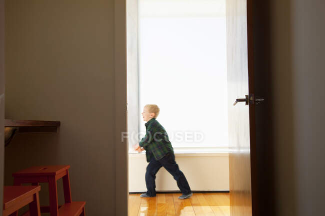 Menino brincando no corredor — Fotografia de Stock