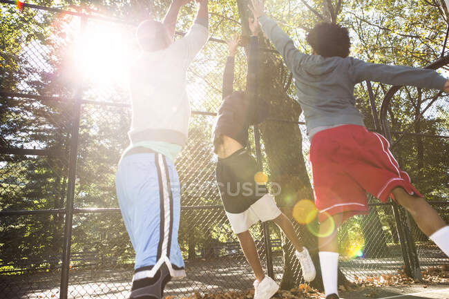 Юноши играют в баскетбол — стоковое фото