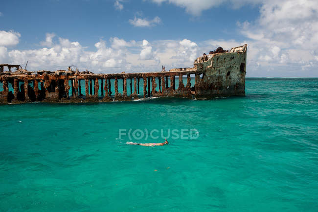 Side view of female snorkeling near sapona wreck — Stock Photo
