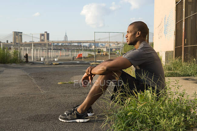 Corredor sentado en la calle en Brooklyn - foto de stock