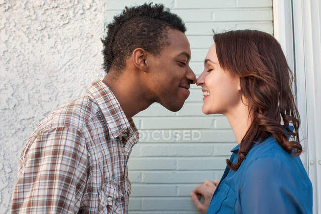 Jeune couple touchant le nez — Photo de stock