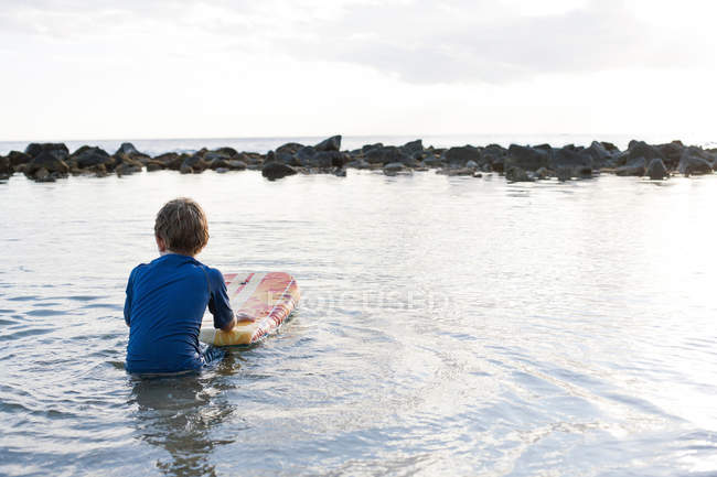 Young boy in sea with bodyboard, Kauai, Hawaii, USA — Stock Photo