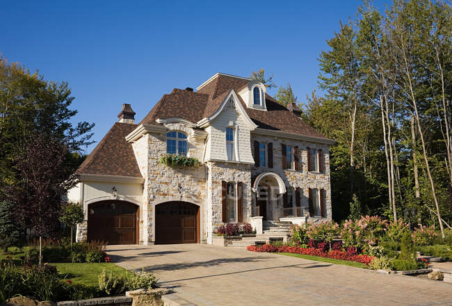 Beautiful house in the park — Stock Photo