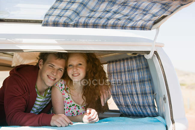 Um casal em uma van campista — Fotografia de Stock