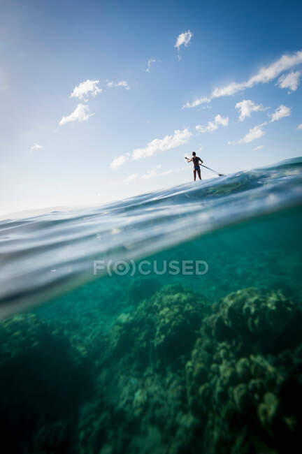 Mujer remando en el océano - foto de stock