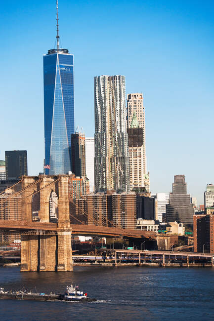 С Бруклинским мостом и Всемирным торговым центром, Нью-Йорк, США — стоковое фото
