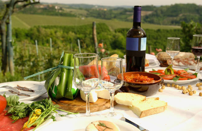 Déjeuner méditerranéen servi en plein air — Photo de stock