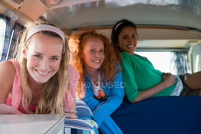 Amigos em uma van campista — Fotografia de Stock