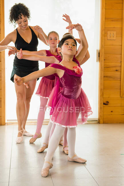 Bailarinas practicando con profesora de ballet - foto de stock
