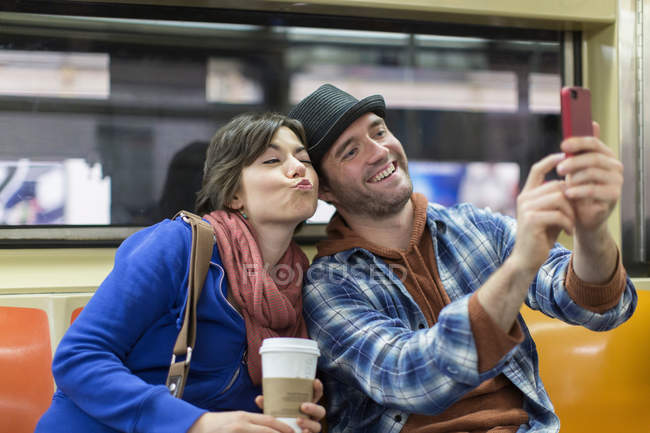 Couple prenant des photos dans le métro — Photo de stock