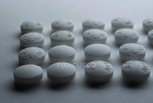 Gros plan sur les pilules d'aspirine sur fond blanc — Photo de stock