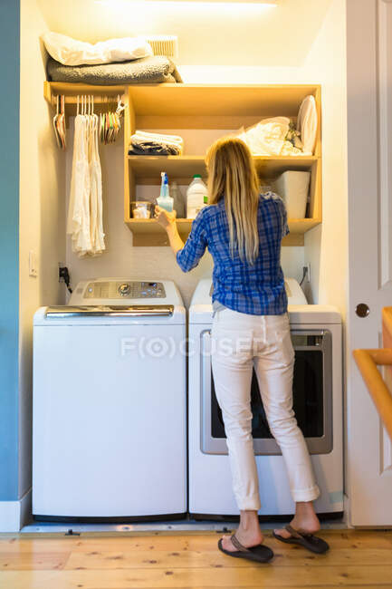 Young women with green cleaning products — Stock Photo