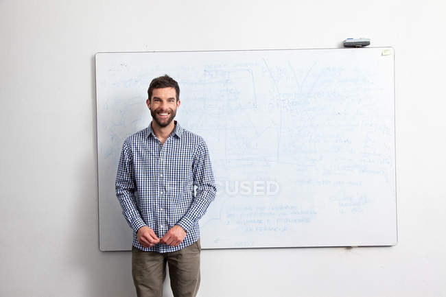 Empresário na frente do quadro branco — Fotografia de Stock