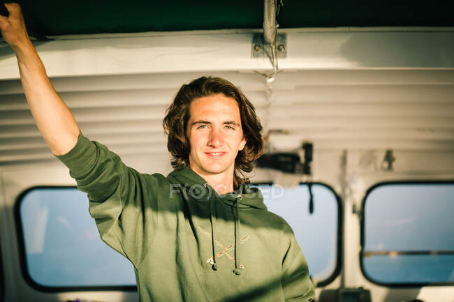 Портрет подростка в рыбацкой лодке на побережье штата Мэн, США — стоковое фото