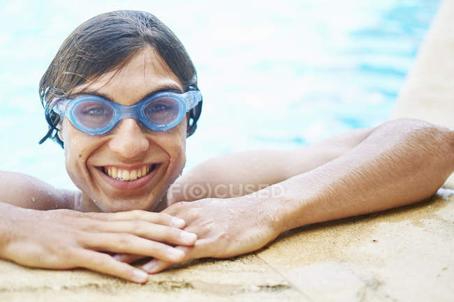 Ritratto di giovane uomo con gli occhiali in piscina — Foto stock