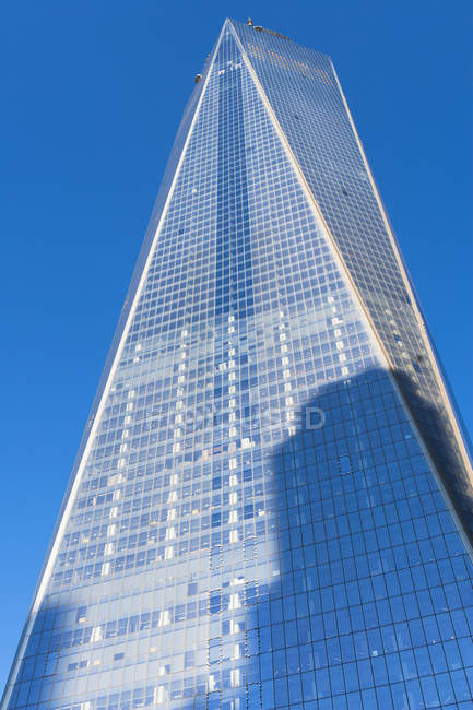 Низький кут зору один Всесвітнього торгового центру, Нью-Йорк, США — стокове фото