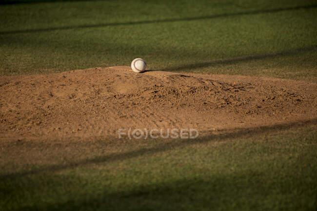 Мяч для гольфа на зеленой траве — стоковое фото
