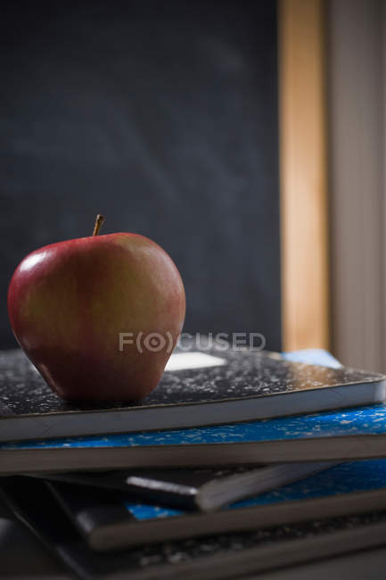 Шкільні книги з яблуком — стокове фото