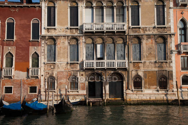 Красивая архитектура Палаццо и гондолы в Венеции, Италия — стоковое фото