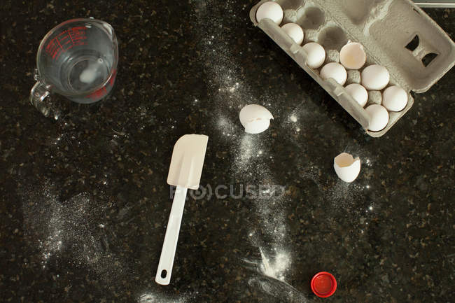 Кухонний лічильник з яєчною коробкою — стокове фото