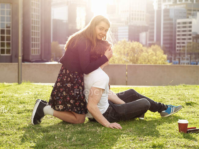 Junges Paar macht Kaffeepause auf Gras, Melbourne, Victoria, Australien — Stockfoto