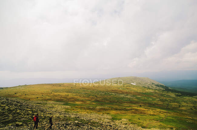 Deux hommes marchant dans les montagnes de l'Oural, Russie — Photo de stock