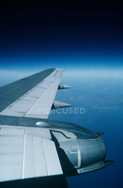 Ala de avión en el cielo - foto de stock