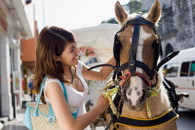 Jovem mulher e cavalo — Fotografia de Stock