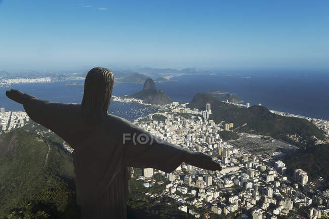 Christ the Redeemer statue and the coastline, Rio De Janeiro, Brazil — Stock Photo