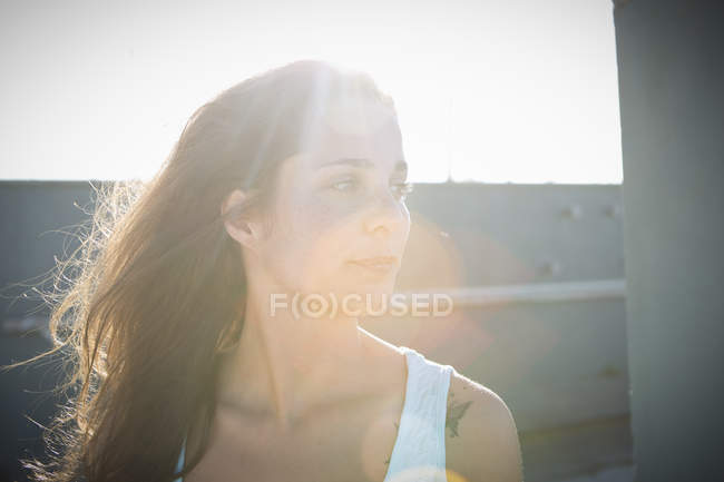 Retrato de mulher jovem olhando para longe — Fotografia de Stock