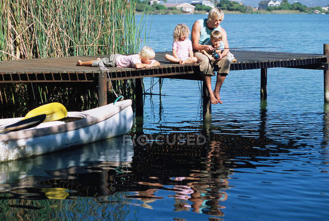 Pai pesca com crianças — Fotografia de Stock