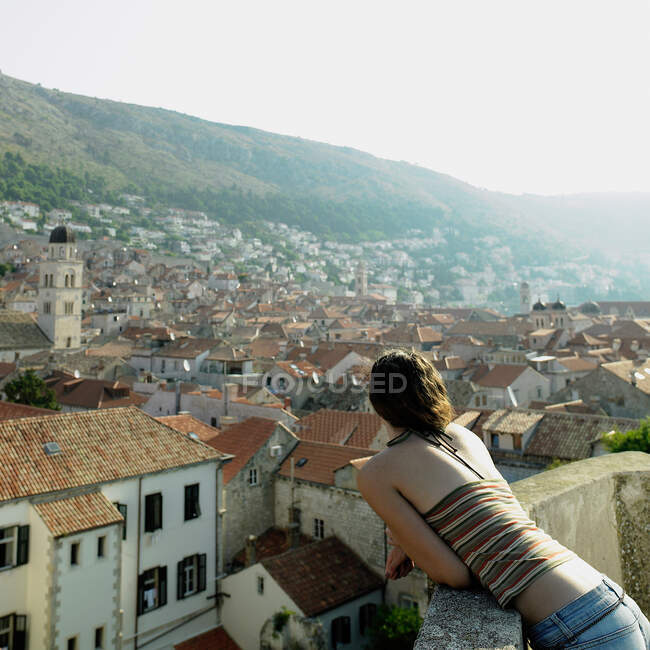 Giovane donna con vista su Dubrovnik, Croazia — Foto stock