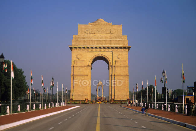 Les gens marchent sur la route devant la porte de l'Inde — Photo de stock