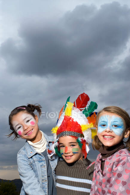 Grupo de crianças disfarçadas para a festa — Fotografia de Stock