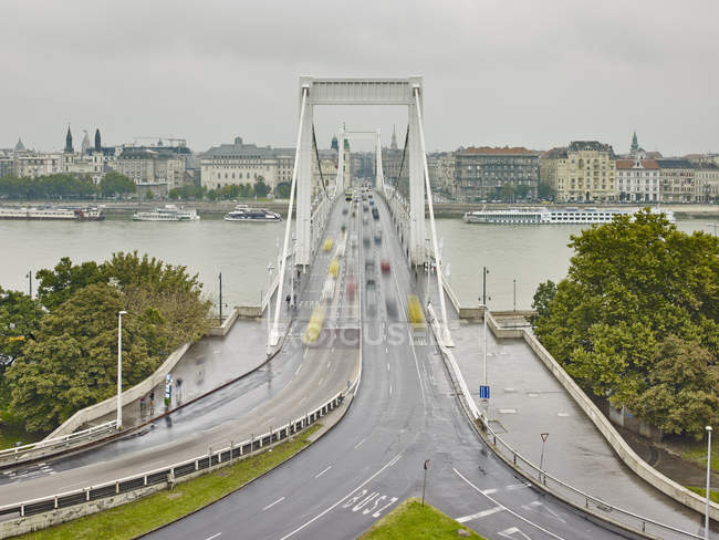 Blurred traffic on bridge and Budapest city buildings, Hungary — Stock Photo